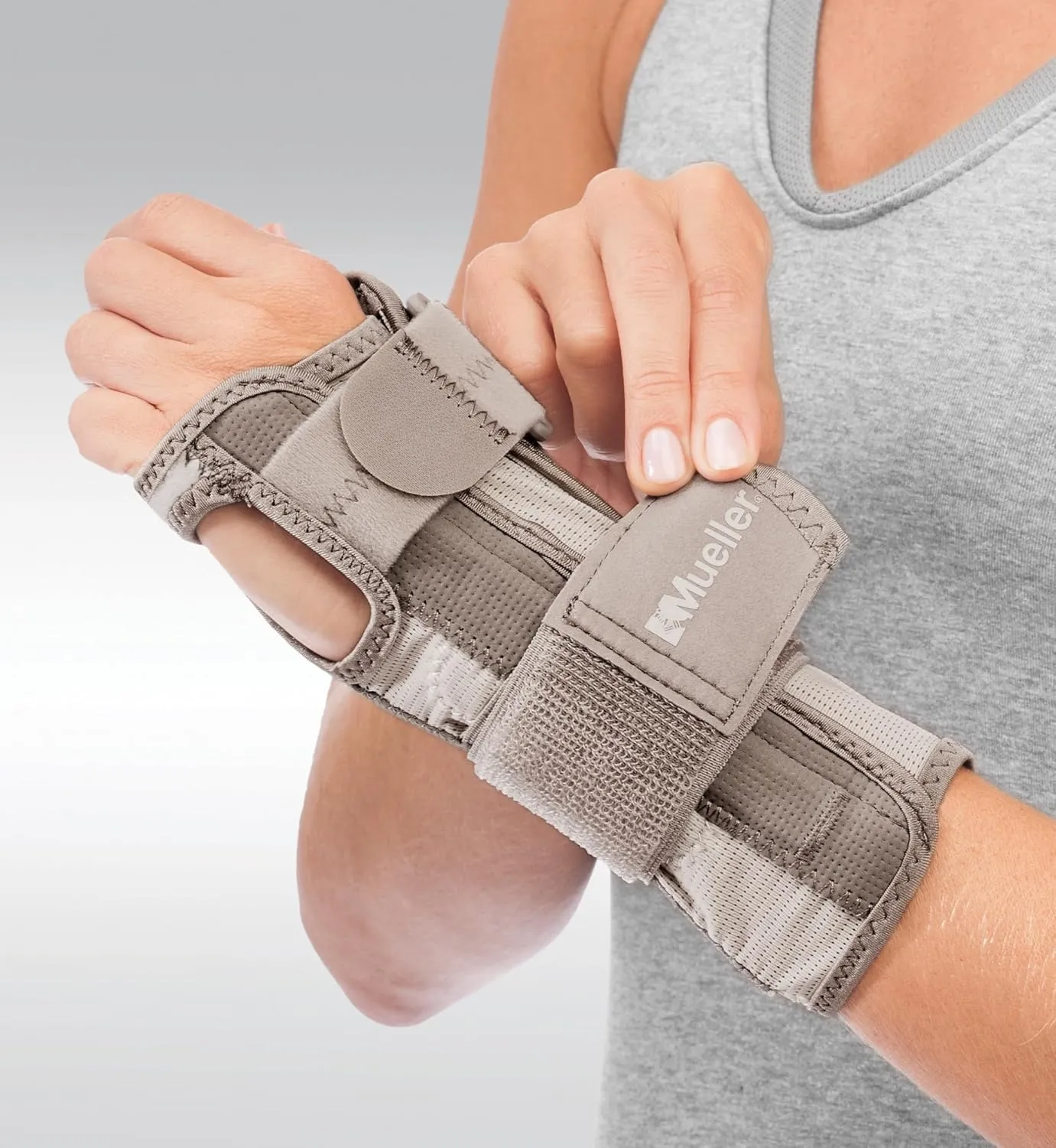 MUELLER Sports Medicine Reversible Wrist Stabilizer with Splint, Wrist Pain Relief Support for Men and Women, Ideal for Carpal Tunnel, Tendinitis, Arthritis, Taupe, Small/Medium